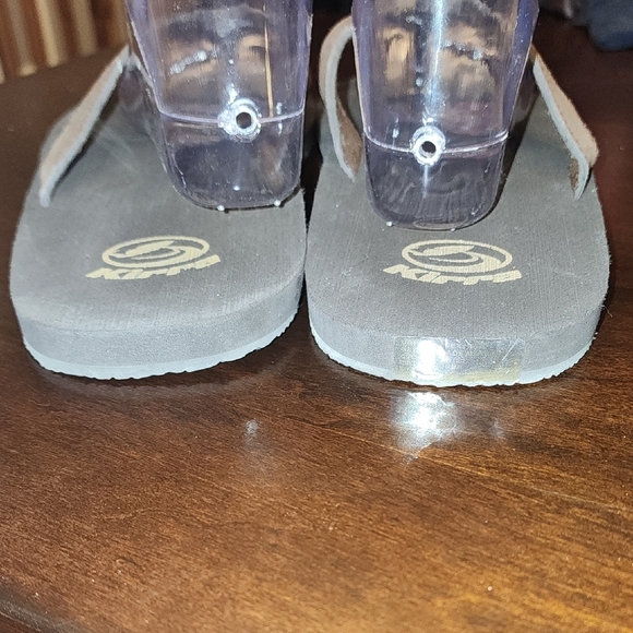 Kirra Brown and Tan Flip Flops Sz12 - Picture 3 of 8